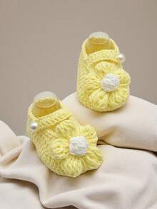 1 Pair Handmade Daisy Pattern Infant Shoes, Crocheted, Newborn Footwear - Yellow - View 5