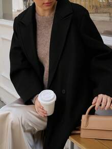 大码女式休闲时尚简约设计翻领双排扣长款外套，宽松版型，适合日常穿着、工作或旅行，春、秋、冬季皆宜。