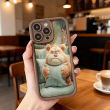Cubierta de telefono con borde negro y diseño de oso animado acostado sobre cojín verde para uso diario en cafeterías y espacios casuales Aplicable a los teléfonos de la serie Apple y Galaxy - Negro - Ver 4