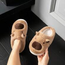 Adorables zapatillas de felpa para niños con diseño de capibara. Calzado de interior cálido y cómodo para otoño e invierno. Zapatillas suaves y mullidas para los  pequeños. - Camel - Ver 3