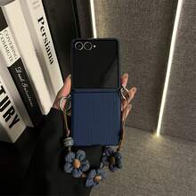 奢华 Y2K 草编图案深蓝色手机壳,牛仔布花朵手链设计,兼容三星 Galaxy ZFlip7、Z Flip6、ZFlip 5 后盖 - 寶藍色 - 查看 3