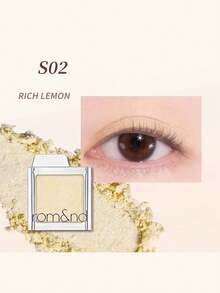 Rom&nd Phấn phủ Romand Slide In Single S02 màu vàng chanh, chất phấn mịn mượt và dễ tán, tạo lớp trang điểm nhẹ nhàng và tự nhiên, không gây bết dính, lâu trôi và không lem. Sản phẩm đi kèm hộp phấn trượt mở tiện dụng, thời trang, hoàn hảo cho du lịch. Mỹ phẩm Hàn Quốc | K-Beauty | 1.8g / 0.06 Oz - S02 CHANH GIÀU - Xem 6