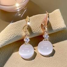 A Pair Of Elegant And Retro Circular Cat's Eye Stone Pendant Earrings, Suitable For Ladies To Wear At Daily Banquets And Vacations, Is The Perfect Gift For Her - 白色 - 查看 4