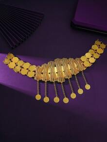 حزام من سبيكة الزنك الذهبي اللامع، يشع جوًا نبيلاً، ويعزز على الفور الشكل الإجمالي للإحساس الرائع، له تأثير بصري قوي. شكل منسوج فريد مع زخرفة معدنية على شكل عملة معدنية دائرية وسلسلة، تفاصيل غنية وحرفية رفيعة، تبرز الجودة العالية والذوق الفريد. يتناسب بإحكام مع منحنى الخصر، ويحدد بذكاء خط الخصر