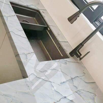 Papel de parede 3D de luxo com textura de mármore verde e detalhes em folha de ouro, design decorativo para ambientes pequenos, à prova d'água, resistente a óleo e ao calor, ideal para renovar e proteger paredes e bancadas de cozinhas e banheiros.