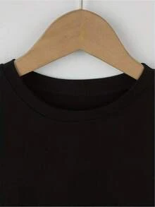 Camiseta 'Más Probablemente Cantará Todas las Canciones Navideñas - Negra con Letras Blancas e Iconos Festivos (Bastones de Caramelo, Campanas, Copos de Nieve) - Top de Manga Corta con Cuello Redondo Suave para Fiestas Navideñas, Atuendos de Karaoke y Regalos de Navidad - Negro - Ver 4