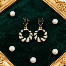 Un par de elegantes y sencillos pendientes con patrón negro, blanco y dorado. El diseño de moda, único, ligero y delicado es adecuado para mujeres, perfecto para uso diario y fiestas. Apropiados para todas las estaciones, estos lindos pendientes también son excelentes accesorios para fiestas y decoraciones de estilo, convirtiéndolos en un regalo adecuado.