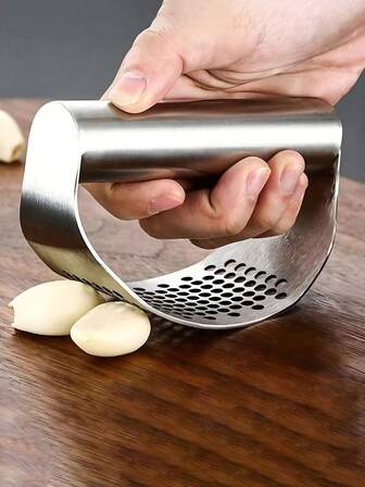 1 pieza Prensa de ajo multifuncional que se puede usar para prensar ajo, chiles, cebollas, aliños para ensaladas y otros ingredientes. Es un utensilio de cocina, un accesorio de cocina, una herramienta de cocina doméstica y una prensa de ajo portátil, adecuada para uso en campamentos. Hecha de metal lavable, también es un excelente accesorio de cocina para Navidad.