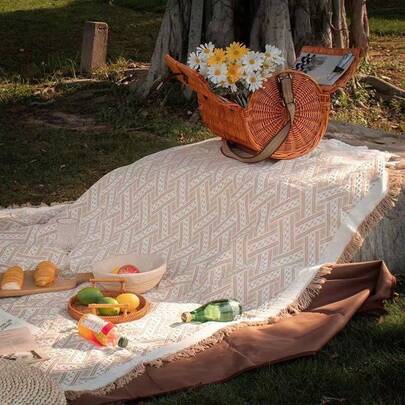 Esta esterilla de picnic con patrón geométrico caqui y flecos es un imprescindible de moda para acampar y la playa. Esta elegante esterilla de camping con flecos es fácil de transportar y es un imprescindible para acampar al aire libre o para citas en el parque. Es fácil de transportar y plegable.