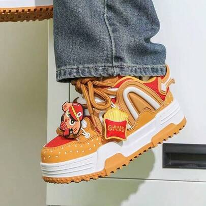  Q-AND A 一双休闲运动女鞋，女士运动鞋，汉堡橙色，透气减震，防滑增高，配有加厚鞋带，透气面料，女士运动鞋，薯条主题配饰，适合户外运动、旅行、休闲穿着。