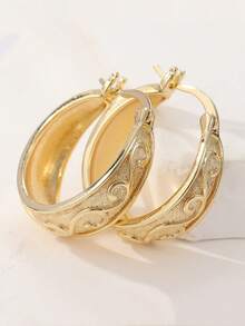 Đôi bông tai bằng đồng thau sang trọng, bản rộng, được chế tác tinh xảo, thiết kế đặc biệt dành cho những phụ nữ sành điệu. Màu vàng óng ánh vô cùng rạng rỡ, phù hợp với nhiều kiểu phối đồ khác nhau. - Vàng - Xem 2