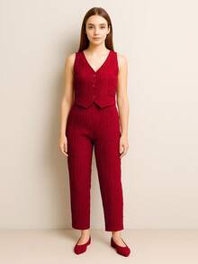 Conjunto de dos piezas casual chic para mujer: top  con botones, y pantalón de largo regular con elasticidad media. - Granate - Ver 2