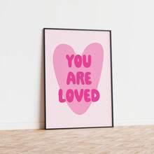 1幅无框“你被爱着”粉色爱心艺术画，励志墙饰，鼓舞人心的名言帆布画，适用于卧室、客厅、宿舍装饰海报，趣味海报，房间装饰，卧室墙饰，“你被爱着”名言，粉色爱心艺术，励志装饰 - 彩色 - 查看 3