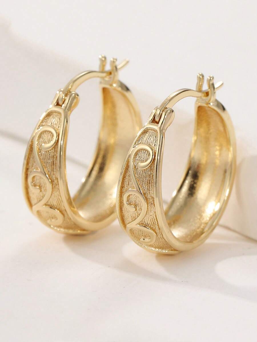 Đôi bông tai bằng đồng thau sang trọng, bản rộng, được chế tác tinh xảo, thiết kế đặc biệt dành cho những phụ nữ sành điệu. Màu vàng óng ánh vô cùng rạng rỡ, phù hợp với nhiều kiểu phối đồ khác nhau. - Vàng - Xem 1