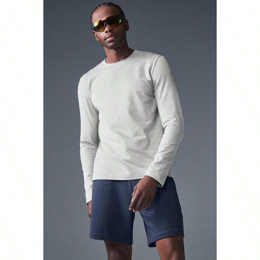 Alo Yoga Sudadera de tripulación de manga larga Conquer Reform - Gris lunar | Sudaderas y sudaderas con capucha para hombre al aire libre - Gris - Ver 1