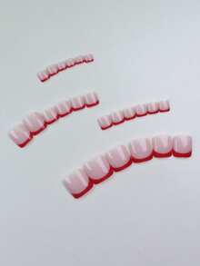 这款24片装方形假脚趾甲套装，以时尚复古的裸白色为底色，搭配如云朵般轻盈的红色法式镶边假脚趾甲，尽显优雅气质。套装包含1张贴纸和1张迷你凝胶贴纸，随机发货。 - 紅色 - 查看 3