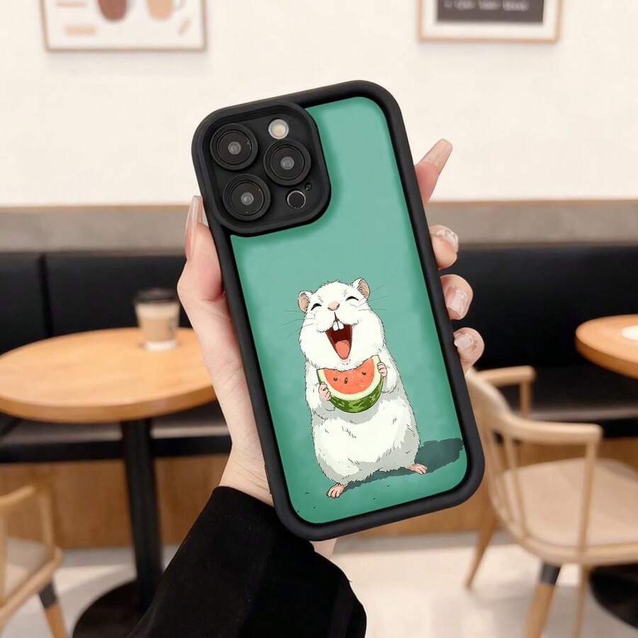Cubierta de teléfono con borde negro y fondo verde claro con diseño de hámster blanco comiendo sandía para uso diario en cafeterías y espacios urbanos Aplicable a los teléfonos de la serie Apple y Galaxy - Negro - Ver 1
