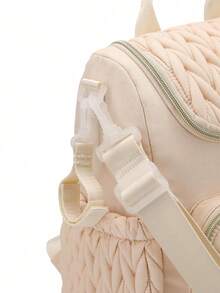 耐用编织尿布背包，配有婴儿车挂带，采用易于清洁的涤纶材质，适合忙碌的父母使用。