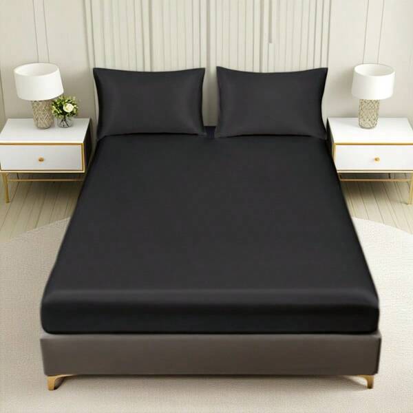 Ein Paar Kissenbezüge. Einfarbiges Spannbettlaken, Tagesdecke, Laken und Kissenbezüge aus 90 g/m² Polyester und gewaschenem Seidensatin.