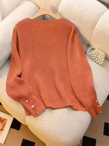 "Early Autumn Outfit Must-Have! V-Neck Knit Sweater With Metal Button Cuffs For A Stylish Touch. Loose Fit Slims The Figure And Hides Flaws, While The V-Neck Shows Collarbones For An Elegant Look. Wear It Alone For A Sleek Commute, Or Layer It For A Sophisticated Vibe. Perfect For Early Autumn Outings, Dates, And Work-Even Lazy People Can Easily Pull Off A Fashionable Style!" - 紅色 - 查看 2