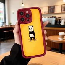 Cubierta de teléfono con borde negro y fondo amarillo con diseño de panda patinando para uso diario en cafeterías y salas de estar Aplicable a los teléfonos de la serie Apple y Galaxy - Burdeos - Ver 2