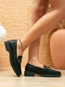 女士优雅黑色PU拼接平底圆头乐福鞋，金属搭扣装饰（鞋面纹理各异） - 黑色 - 查看 4