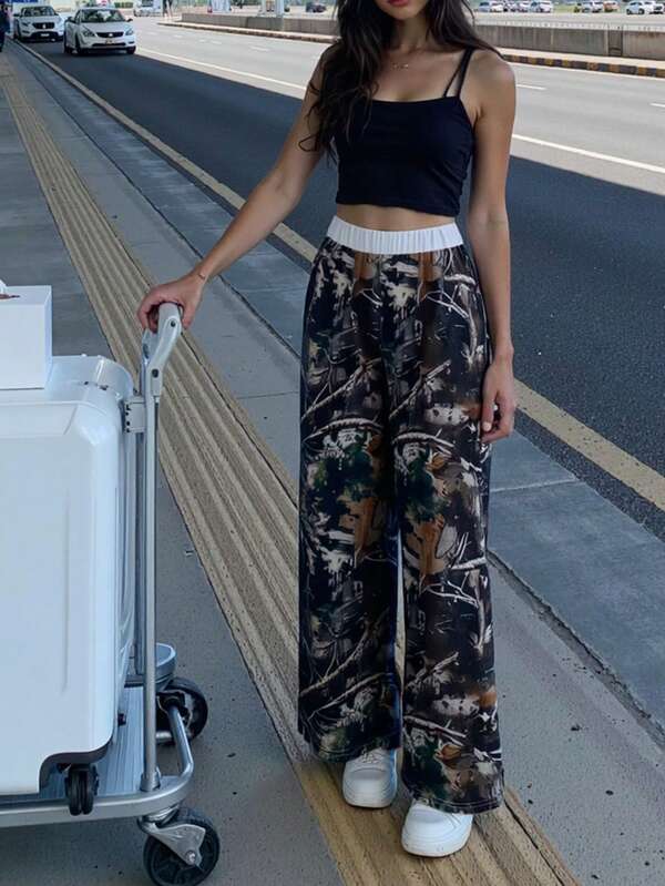 بنطلون كاجوال بتصميم كامو بطبعات أوراق الخريف والغابة مع ألوان مقطعة على الطراز الشارعي، مثالي لثياب التخرج وإطلالات العودة إلى المدرسة