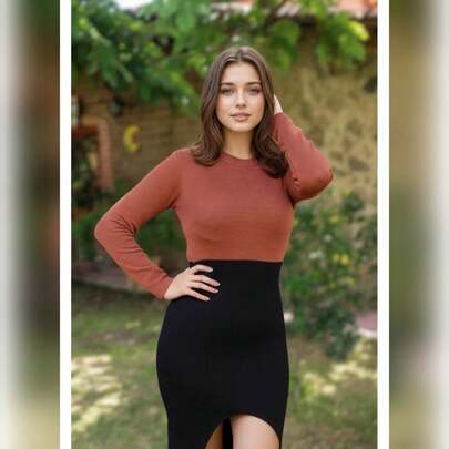 Vestido de punto de dos tonos con abertura en pierna, manga larga y ajuste favorecedor, ideal para oficina o evento casual. Midi