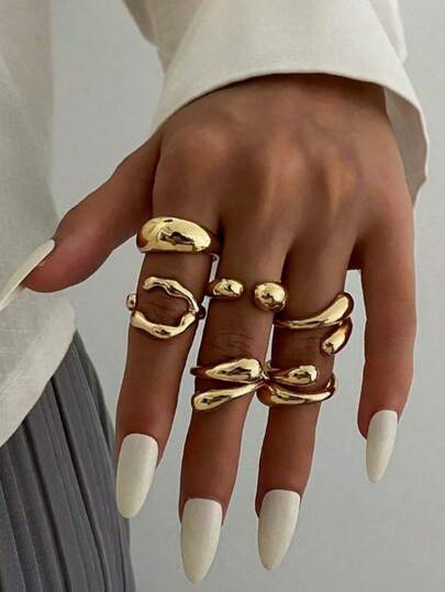 Set de 6 anillos vintage minimalistas de aleación con diseño de gota de lava, set de anillos de moda de metal grueso con tono dorado asimétrico, anillos de metal líquido asimétrico con textura grabada en olas, fondo plateado con brillo de neblina helada, goteo esmaltado incrustado con patrón de burbujas, degradado azul-blanco como olas rotas, e indentación en forma de media luna en la apertura del anillo