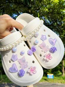 18件套紫色小熊、仿珍珠链、玫瑰、爱心、花朵、五角星DIY可拆卸装饰配件，适用于凉鞋、木屐、花园鞋、沙滩鞋，四季皆宜，是绝佳的节日礼物。