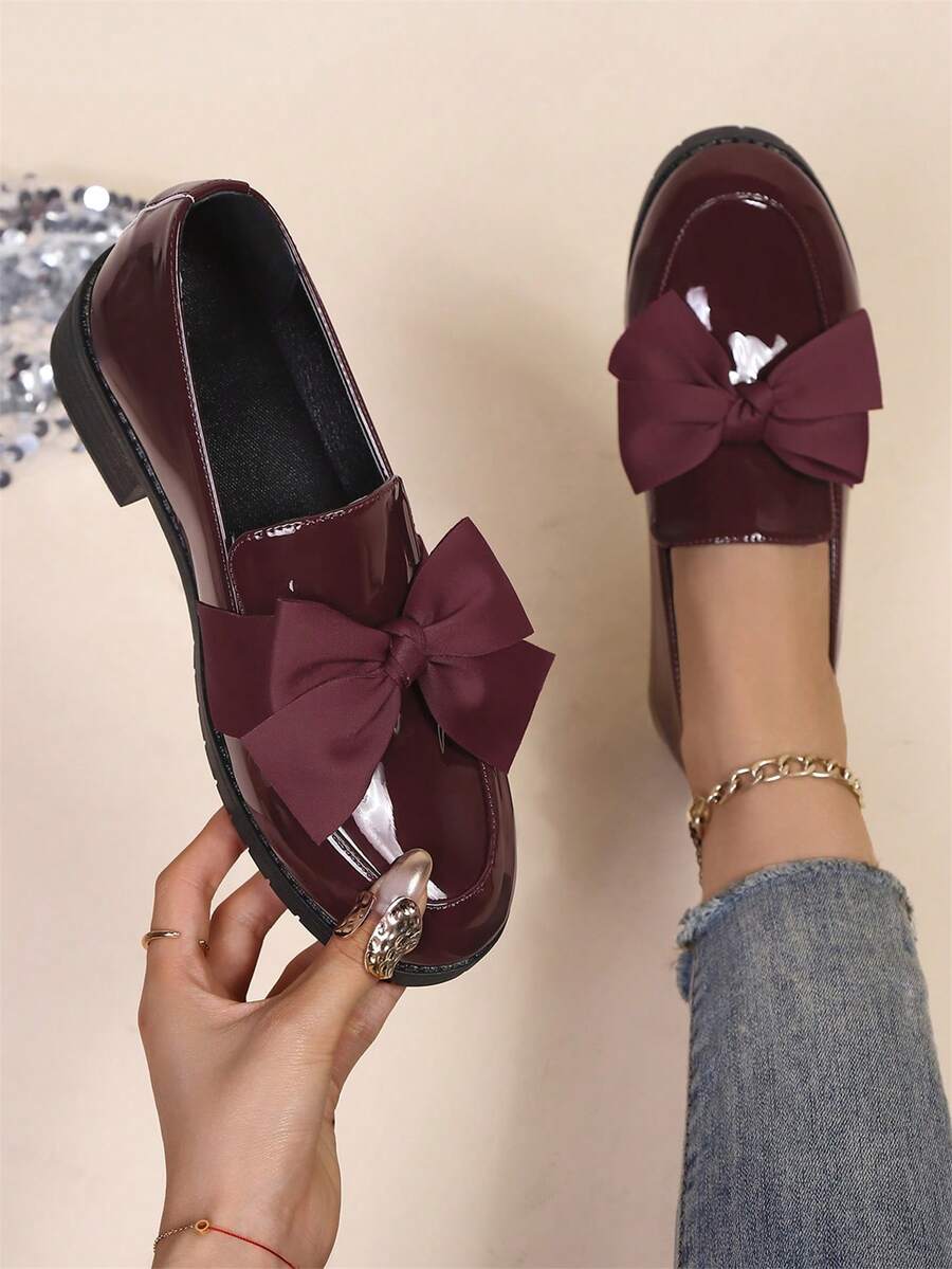 百搭圓頭蝴蝶結裝飾低跟一腳蹬樂福鞋，鏡面亮面材質，粗跟皮革鞋，英倫復古風，春夏秋冬黑色亮面，軟底女鞋，女款皮革鞋，女款上班鞋，鞋子，高跟鞋，防滑，黑色鞋，低跟鞋，黑色平底鞋，黑色高跟鞋，女款樂福鞋，瑪麗珍鞋，透明高跟鞋，女款高跟鞋，女款穆勒鞋，辦公鞋，女鞋，黑色中跟上班鞋，學院風，復古鞋，PU材質
