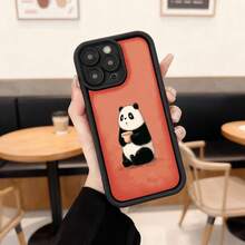 Cubierta de telefono con borde negro y parte trasera roja con estampado de oso panda sosteniendo taza de cafe para uso diario en cafeterias Aplicable a los teléfonos de la serie Apple y Galaxy - Burdeos - Ver 3