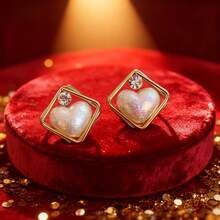 Un par de elegantes y sencillos pendientes de perlas con forma de corazón y marco dorado hipoalergénico. Su diseño de moda, único, ligero y delicado los convierte en una opción ideal para mujeres, adecuados para uso diario, fiestas, bodas y todas las estaciones. Estos pendientes no solo son un accesorio encantador, sino también un toque final perfecto para una fiesta, un adorno elegante y único, y un regalo maravilloso para las mujeres.