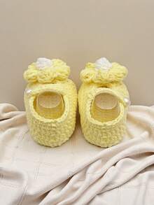 1 Pair Handmade Daisy Pattern Infant Shoes, Crocheted, Newborn Footwear - Yellow - View 7