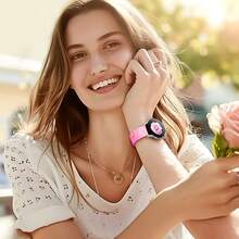 2 件花卉雕刻表带，适用于三星 Galaxy Watch 6/5/4 40 毫米 44 毫米、Galaxy Watch 5 Pro 45 毫米、Galaxy Active 2、Galaxy Watch 3、20 毫米柔软硅胶替换表带，适合女性，可作为返校学生的礼物 - 彩色 - 查看 11