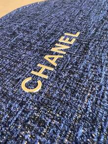 CHANEL Material 圣诞海军蓝斜纹软呢化妆包，拉链封口，金色箔印标志，旅行洗漱包 - 藍金色 - 查看 4