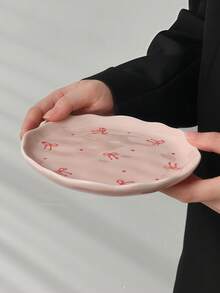 Cabin Kangaroo Platos de cerámica rosa con diseño de lazo rojo y puntos - Platos de cena de borde irregular adorables, perfectos para postres, aperitivos y decoración de cocina kawaii - Multicolor - Ver 3