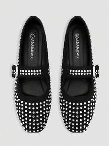 ADAMUMU 早春系列宽版加大码，注重基本款廓形和经典细节，打造日常和晚装造型。这款芭蕾平底鞋采用缀饰鞋面，优雅呈现流线型休闲风格。