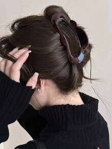 云朵造型镂空女士发爪，采用优质巧克力棕色材质，适合半丸子头或全丸子头，复古忧郁风格，优雅端庄，适合日常佩戴、派对、晚宴和节日场合，是送给女孩的节日礼物，也是冬季发饰和优雅发夹的理想之选。 - 巧克力棕 - 查看 2