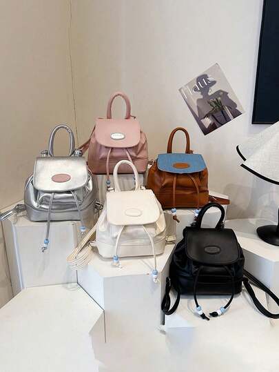 新款抽绳背包休闲简约，配有抽绳袖口和可调节肩带。适合上学和旅行，可轻松收纳日常用品。它是一款百搭单品，也是时尚新宠，适合所有风格和场合，风格适应性强。