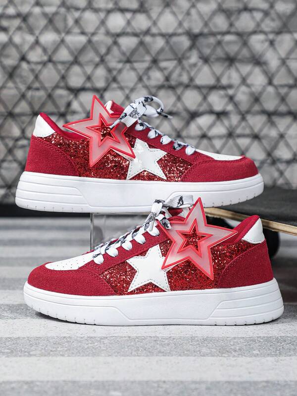 Rot und weiß farblich abgesetzte Herren Sneaker, perfekt für Hochzeiten und den Alltag. Leicht und bequem, geeignet für alle Jahreszeiten. PU-Lederobermaterial, glitzerndes Leder, Fünf-Sterne-Details, abnehmbarer Weihnachtsstern-Anhänger, Textilinnenfutter, EVA-Sohle. Stilvolle Herrenschuhe in festlichen Farben, perfekt als Geschenk für die Feiertage.