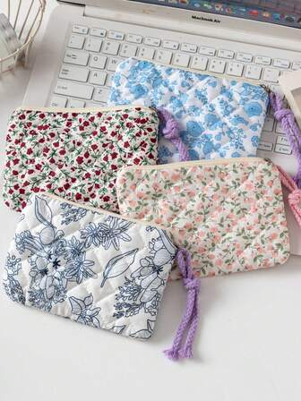 1个碎花手腕包。可装钥匙、纸巾、化妆品等，轻巧便携，方便您轻松取用小物件，将生活中的小确幸装进口袋！