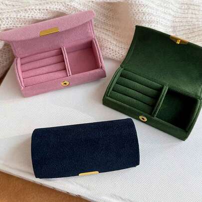 精致小巧的珠宝盒，专为收纳耳环、戒指和项链而设计。这款极简迷你珠宝盒采用串珠天鹅绒圆顶盖，配有按扣，便携的设计使其成为存放耳钉、戒指和项链的理想之选。它是旅行珠宝收纳的完美之选，也是送给她的完美礼物。适用于阳光照射、旅行、阴凉处存放、饰品收纳、珠宝收纳、耳环、戒指、项链收纳盒，也可作为化妆间装饰。