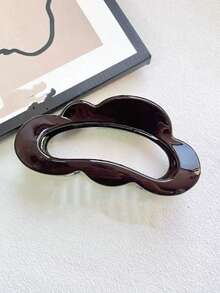 云朵造型镂空女士发爪，采用优质巧克力棕色材质，适合半丸子头或全丸子头，复古忧郁风格，优雅端庄，适合日常佩戴、派对、晚宴和节日场合，是送给女孩的节日礼物，也是冬季发饰和优雅发夹的理想之选。 - 巧克力棕 - 查看 5