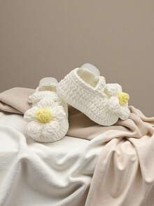 1 Pair Handmade Daisy Pattern Infant Shoes, Crocheted, Newborn Footwear - White - View 6