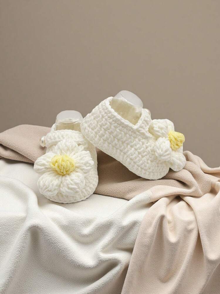 1 Pair Handmade Daisy Pattern Infant Shoes, Crocheted, Newborn Footwear - White - View 6