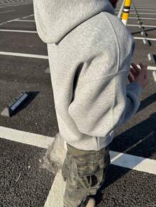 Unisex Grey Graphic Sweatshirt with Bold Skull & Eagle Print. Features detailed artwork of a hooded skeleton holding a staff and an eagle. Perfect for streetwear and casual outings. #StreetFashion #GraphicSweatshirt #UnisexStyle - Gris - Ver 3
