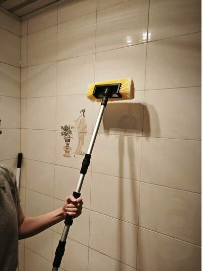 Escova multifuncional para lavagem de carros com cerdas macias e extensíveis, ideal para limpeza de vidros e pisos de carros em casa. Não danifica a pintura do veículo.