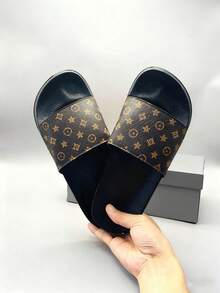 زوج من الشبشب الرجالي، تصميم مطبوع خاص، من الإيفا الناعمة مسطحة مانعة للانزلاق للاستخدام الداخلي، شبشب رجالي مريح للغاية مقاوم للانزلاق وقوي، صندل رجالي مناسب للاستخدام اليومي والكاجوال والعطلات الصيفية