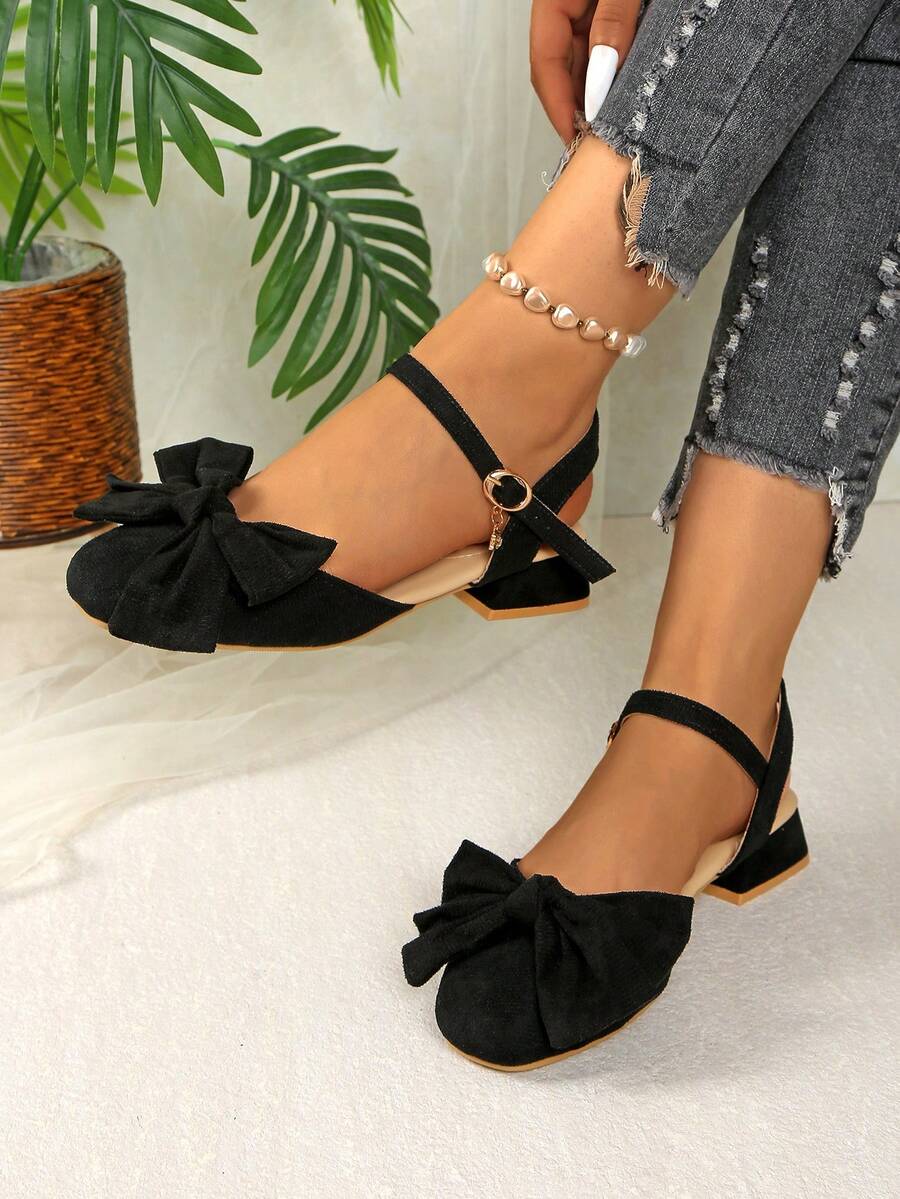 Damen Sandalen mit Schleifen-Dekor und Hohlmuster-Riemen, modische Sommer-Schnallen-Flachsandalen - Schwarz - Übersicht 1